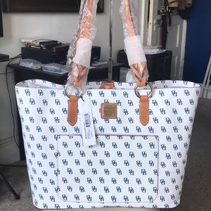 NWT Large New Dooney & Bourke Bone/Navy Tammy Tote